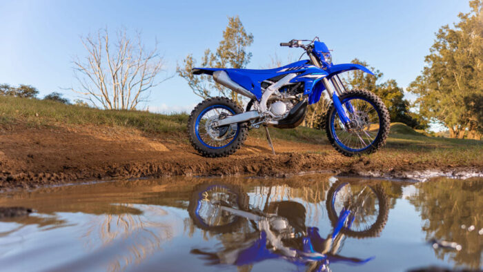 Yamaha WR250F 2026 na terenu ob vodi – zmogljiv enduro motocikel z odsevom v luži
